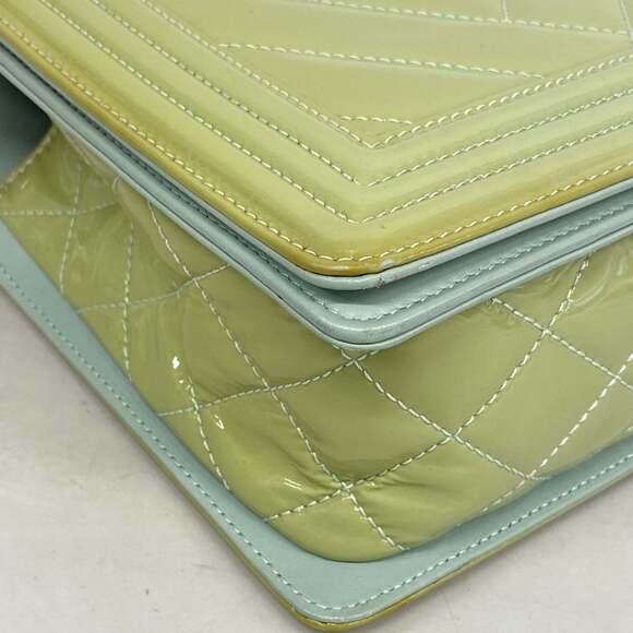 CHANEL Green Leather Shoulder Bag - Picture 7 of 15